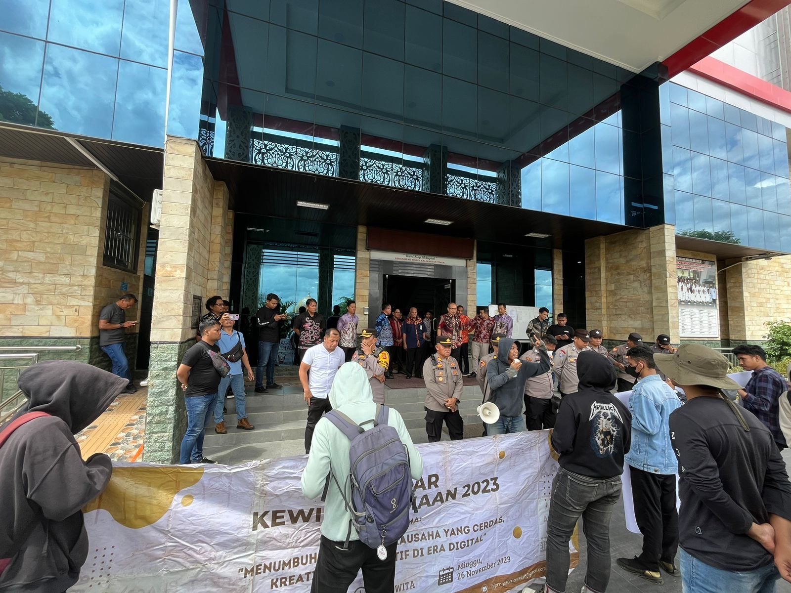 Geruduk Kantor Pengadilan Tinggi Buntut Dari Vonis Bebas Terdakwa Korupsi, Mahasiswa : Tak Masuk Akal