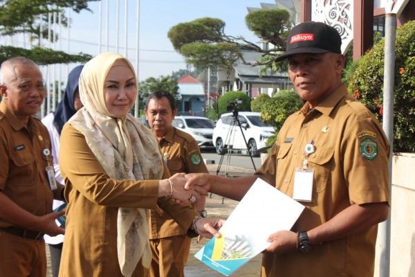 Sekwan Pimpin Apel Pagi, Ingatkan Netralitas ASN Menjelang Pilkada dan Serahkan SK Naik Pangkat ke-15 Pegawai