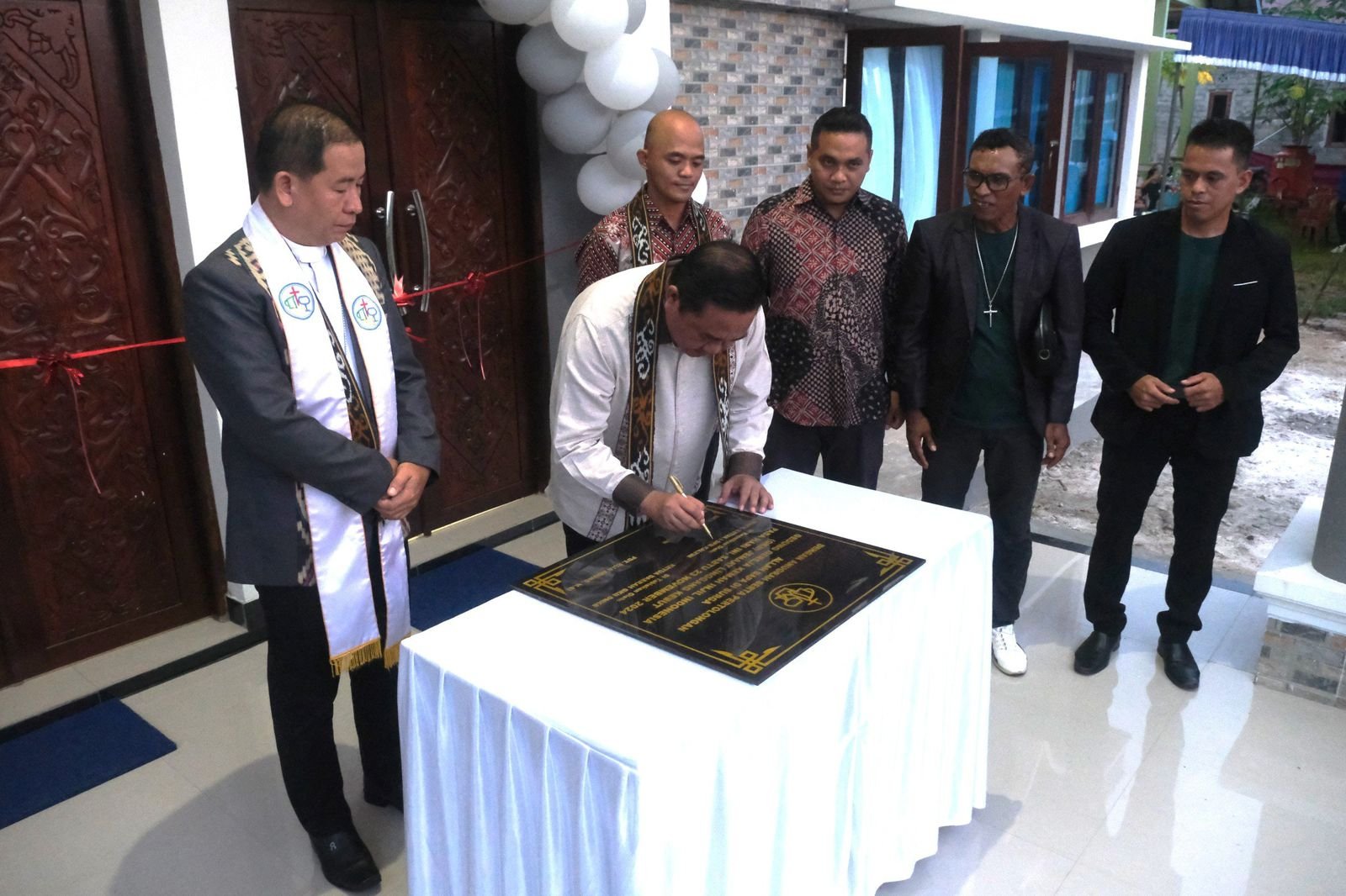 Ekti Imanuel Resmikan GKII Linggang Kebut di Kutai Barat